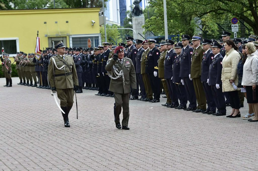 DGeneralneRSZ's tweet photo. Rozpoczęły się obchody Święta Dowództwa Generalnego Rodzajów Sił Zbrojnych 🇵🇱! 

To wyjątkowy czas podsumowań, wyróżnień i podziękowań dla tych, którzy każdego dnia stoją na straży bezpieczeństwa naszej Ojczyzny.

✔️ Podczas uroczystości dowódca generalny RSZ, gen. broni Marek Sokołowski, wyróżnił żołnierzy oraz pracowników resortu obrony narodowej za profesjonalizm, zaangażowanie i wzorową realizację powierzonych zadań.

Był to również szczególny moment pożegnania gen. dyw. pil. Ireneusza Nowaka, który objął obowiązki dowódcy operacyjnego Rodzajów Sił Zbrojnych, oraz powitania nowego zastępcy dowódcy generalnego RSZ, wiceadmirała
Krzysztofa Jaworskiego.

@MON_GOV_PL @SztabGenWP