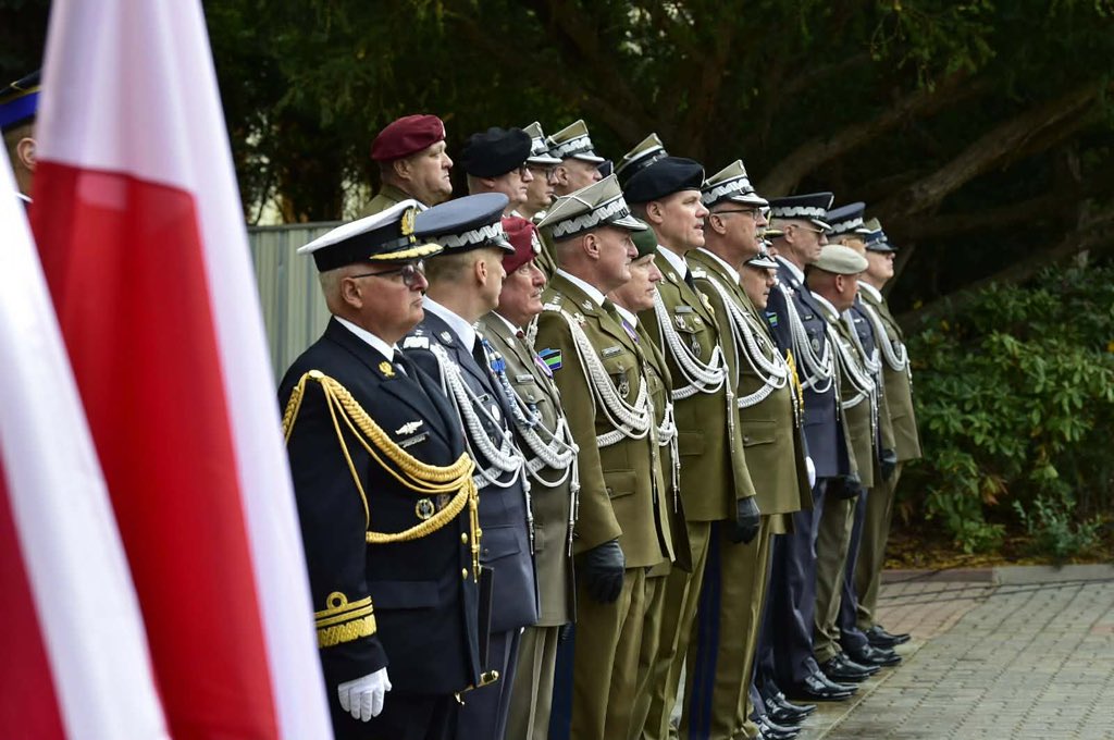 DGeneralneRSZ's tweet photo. Rozpoczęły się obchody Święta Dowództwa Generalnego Rodzajów Sił Zbrojnych 🇵🇱! 

To wyjątkowy czas podsumowań, wyróżnień i podziękowań dla tych, którzy każdego dnia stoją na straży bezpieczeństwa naszej Ojczyzny.

✔️ Podczas uroczystości dowódca generalny RSZ, gen. broni Marek Sokołowski, wyróżnił żołnierzy oraz pracowników resortu obrony narodowej za profesjonalizm, zaangażowanie i wzorową realizację powierzonych zadań.

Był to również szczególny moment pożegnania gen. dyw. pil. Ireneusza Nowaka, który objął obowiązki dowódcy operacyjnego Rodzajów Sił Zbrojnych, oraz powitania nowego zastępcy dowódcy generalnego RSZ, wiceadmirała
Krzysztofa Jaworskiego.

@MON_GOV_PL @SztabGenWP