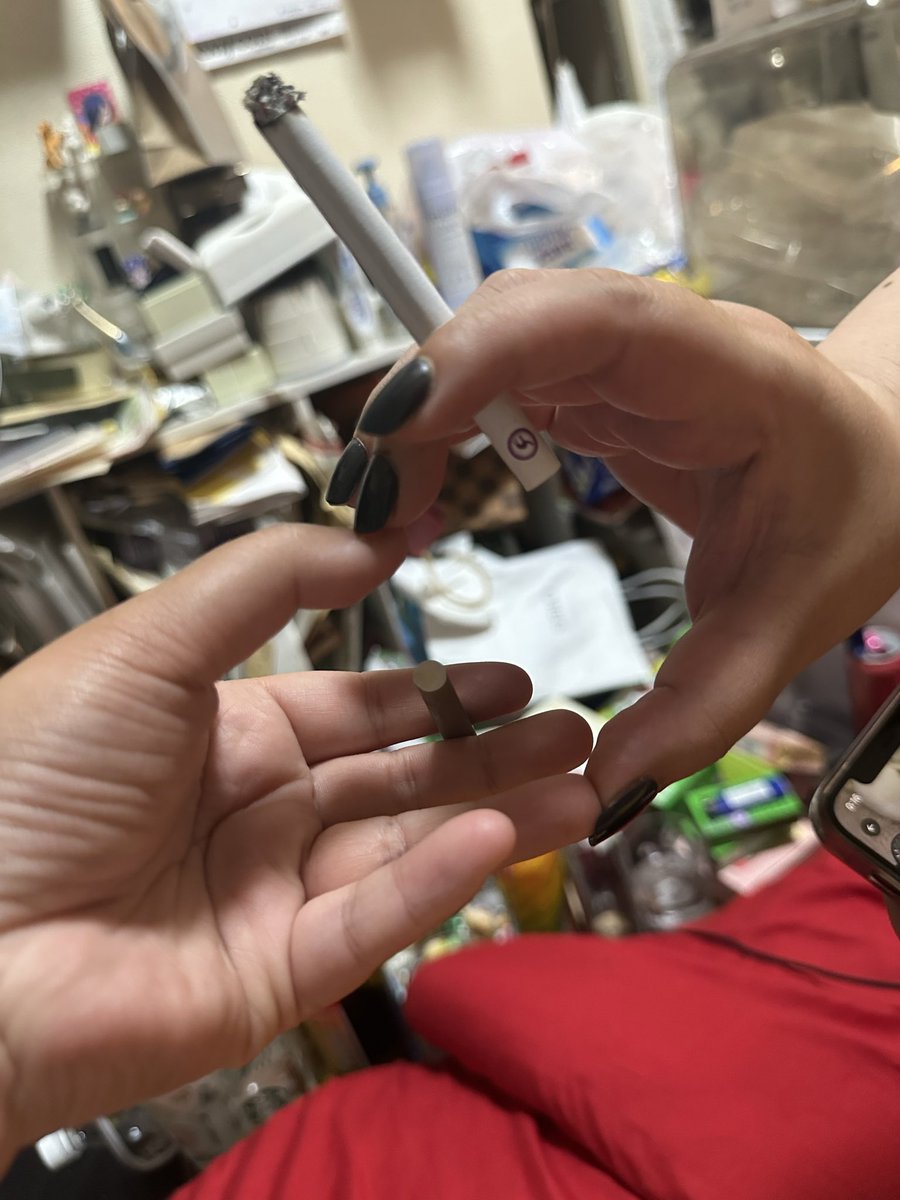 napoppo20's tweet photo. うーん机が汚い！！！
エモハート作りたいのに！！ https://t.co/qVwHBiAFtR