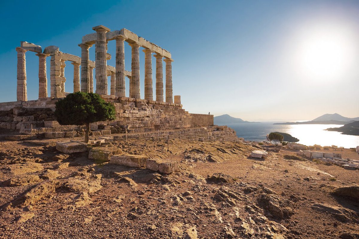 projasharb's tweet photo. Cada vez que contemplo las ruinas de Grecia o de Roma, me pregunto qué pensarían sus constructores si pudieran verlas hoy.

Aquellos hombres levantaron templos, teatros, foros y ciudades enteras convencidos de que estaban edificando para la eternidad. Sin embargo, el tiempo, ese arquitecto silencioso e implacable, terminó transformando sus obras.

Y, sin embargo, no las venció.

Porque una columna rota del Partenón sigue hablando de belleza. Un arco romano derruido continúa enseñando proporción. Un mosaico incompleto todavía nos conmueve dos mil años después.

Como arquitecto, he aprendido que la verdadera permanencia de una obra no está en que permanezca intacta, sino en que conserve su capacidad de emocionar cuando ya han desaparecido quienes la construyeron.

Grecia nos enseñó a buscar la belleza.
Roma nos enseñó a construir la grandeza.

Ambas civilizaciones comprendieron algo que seguimos descubriendo cada día: la arquitectura no es solamente piedra, mármol o ladrillo. Es una forma de dialogar con el futuro.

Quizás por eso las ruinas nos fascinan tanto. Porque nos recuerdan que el tiempo puede desgastar los materiales, pero no siempre logra borrar las ideas.