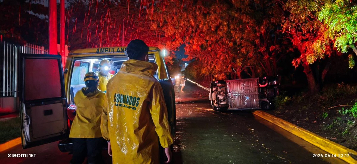miCheroSV's tweet photo. Un poste del tendido eléctrico cayó anoche sobre un vehículo tipo Qute por el redondel Sigma, de Nejapa. El conductor resultó con lesiones leves y el pasajero sufrió una crisis nerviosa, informó Comandos de Salvamento. Las lluvias y vientos causaron el incidente. 📸 Cortesía https://t.co/rKIFhsO3Yc