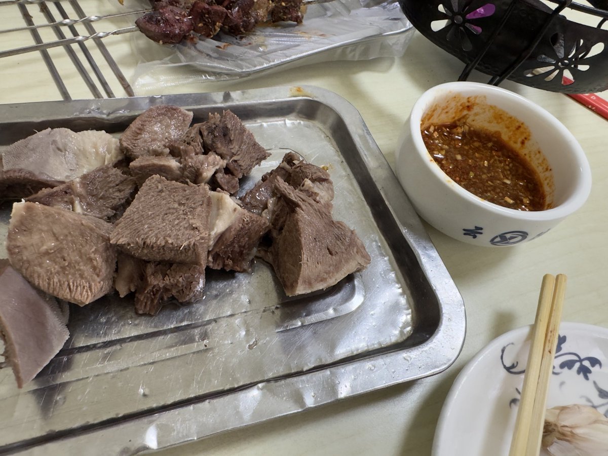 fevxxy's tweet photo. 昨天朋友带我吃的一家牛舌，这牛舌整根水煮然后切块蘸料吃，卧槽 震碎我的三观，但是很好吃！ https://t.co/XX11dKWqY3
