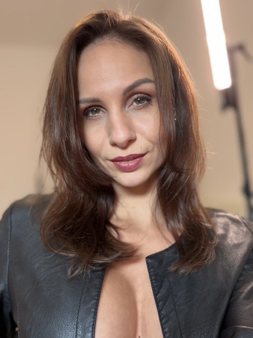 MaryWet - Dieser Blick sagt alles, oder? 😈 Ich sehe brav aus… aber unter dieser Lederjacke bin ich ein richtig dreckiges Luder. Willst du sehen, wie schnell ich die Kontrolle verliere? 👉 https://t.co/7FutuLLJNG https://t.co/SxfroPSDZc