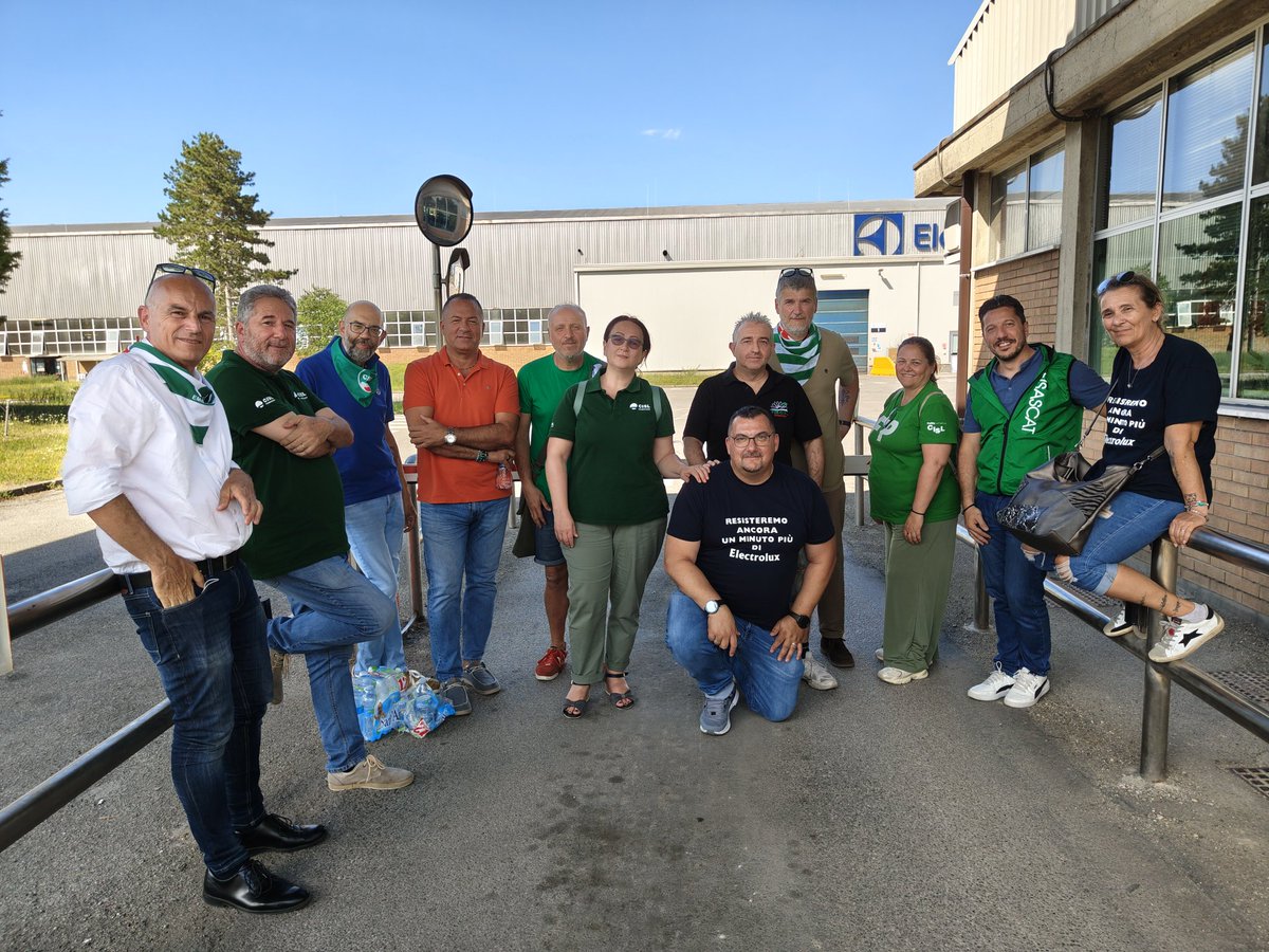 cislromagna's tweet photo. Vertenza #Electrolux, oggi pomeriggio durante l'incontro al Mimit, le lavoratrici e lavoratori si sono riuniti in presidio davanti allo stabilimento di Forlì. https://t.co/kyZLRA1bSC