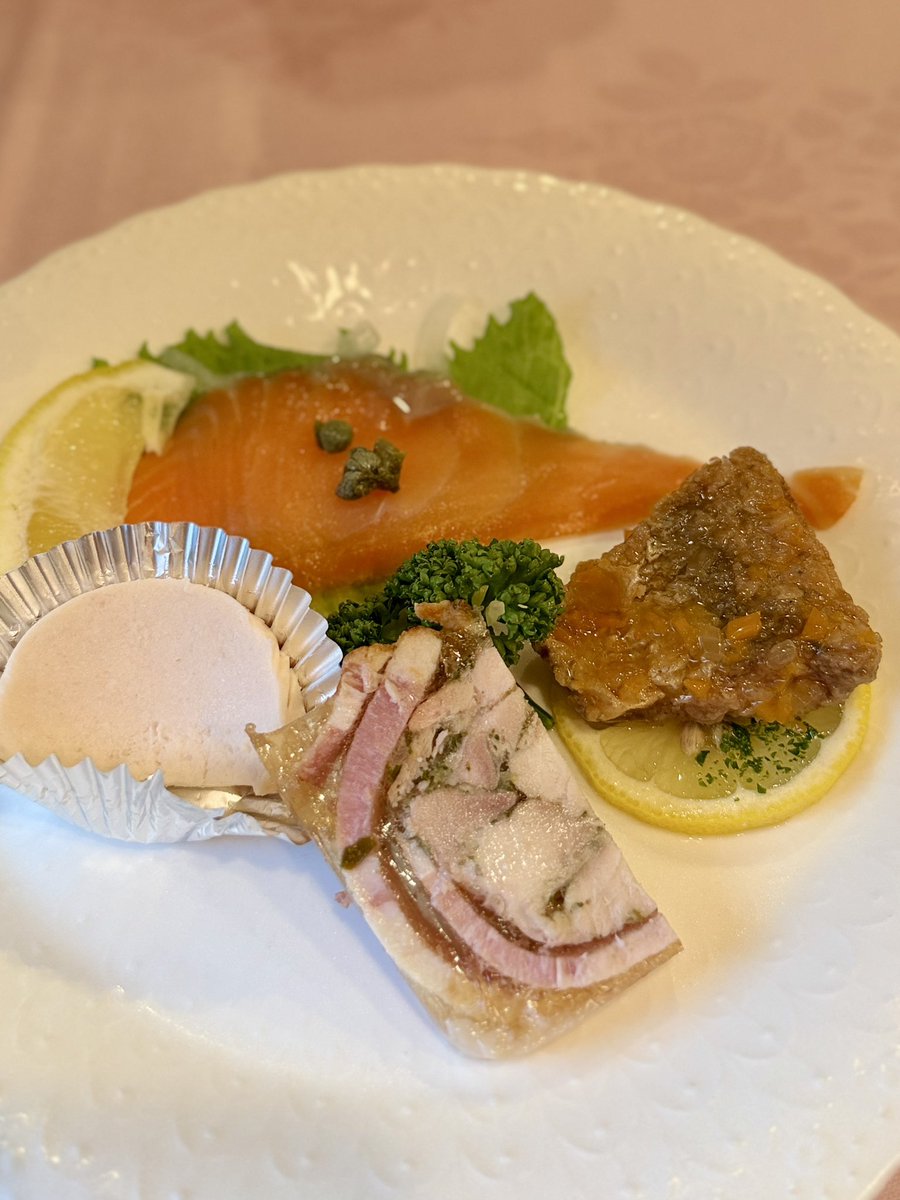 ym42195's tweet photo. 念願の熱海の老舗洋食屋さんSCOTに行って来ました。派手さはないけど一皿一皿丁寧に手をかけてあって美味しい！
コースには選べるメインの他にエビフライまで入ってて最高😀　メインの牛タンシチューはとろっとろ！で大きかったけどぺろりといけちゃいました。 https://t.co/KatgjSdbod