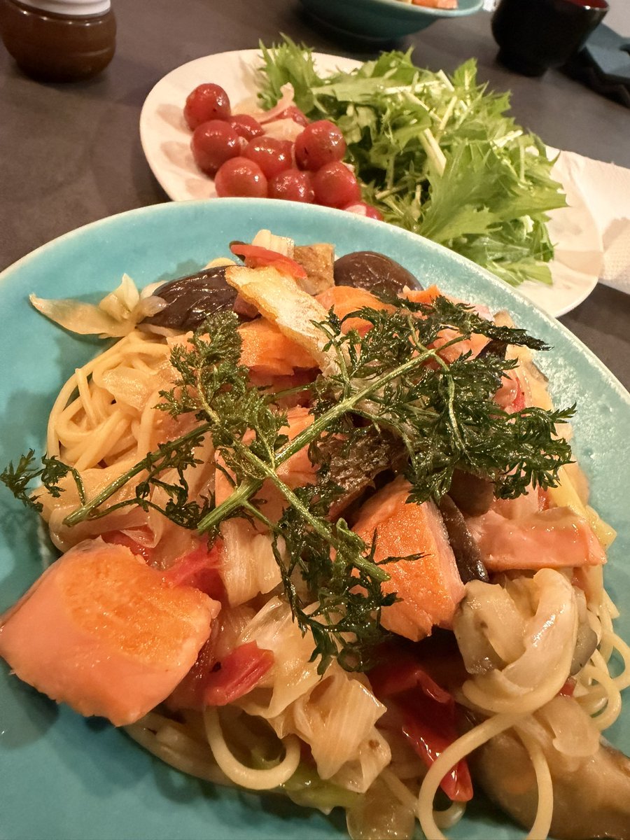 MASA35090554's tweet photo. 今日はお昼に焼肉KINTAN行って、
夜はサーモンと茄子とトマトの和風パスタ〜にんじんの葉を添えて〜を作ったよ☺️
ミニトマトのマリネもいい感じ♪ https://t.co/264HW3Ogxl