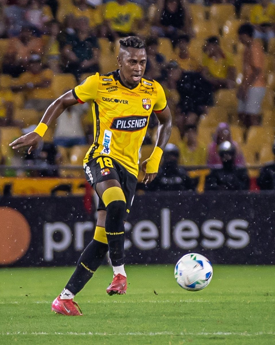arn28451's tweet photo. Este es el lateral derecho que le hace falta a la selección, Franco definitivamente no rinde ahí, Preciado una mentira y Ordóñez su puesto es ser central, lamentablemente nunca lo van a convocar porque Deller ya tiene aos suyos https://t.co/6jpDSJTXQ4