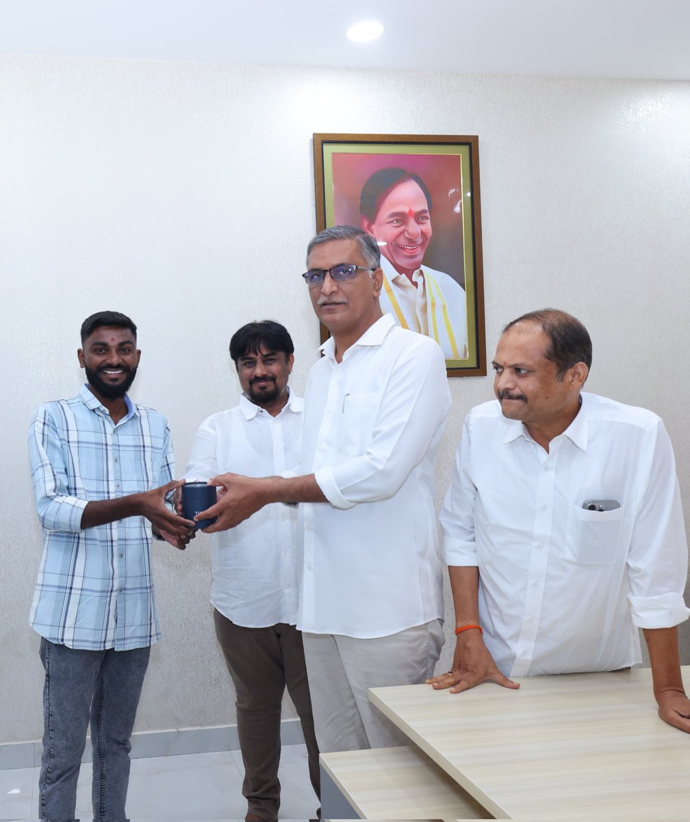 aakash_bathula's tweet photo. సిద్దిపేట అభి��ృద్ధి వివరిస్తూ వినూత్నంగా హరీష్ అన్నకు వీడియో రూపంలో పుట్టినరోజు శుభాకాంక్షలు తెలిపినందుకు
 వినోద్ మోదాని గారి ��ధ్వర్యంలో
మాజీ మంత్రివర్యులు సిద్దిపేట శాసనసభ్యులు శ్రీ @BRSHarish గారి చేతుల మీదుగా బహుమతి అందుకున్నందుకు నాకు సంతోషంగా ఉంది https://t.co/yybn8asTXM