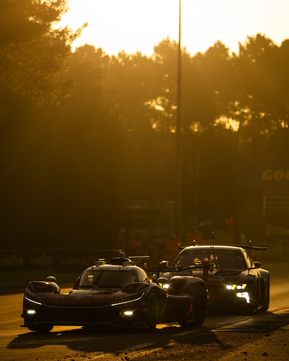 FIAWEC's tweet photo. A golden sun rise for the 94th edition ✨

When day breaks at the @24hoursoflemans, it’s a beautiful beacon signalling that the next chapter of the race has begun.

Teams begin to push again and those who made it through the night are eager to see how the last 10 hours will play out.

#WEC #LeMans24
