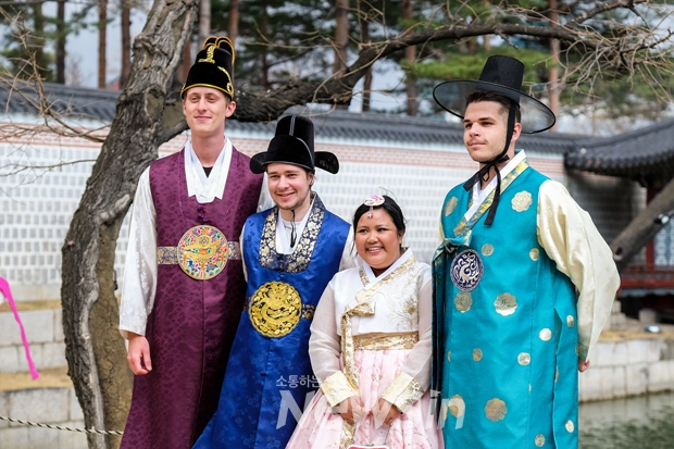 JeongMin055's tweet photo. @grumbofilms @kangminlee Koreans actually encourage foreigners to wear traditional clothing. You can even enter Gyeongbokgung Palace for free.   
Making slant eyes is not about culture, it is used to mock a race. https://t.co/tGEfCVjsn8