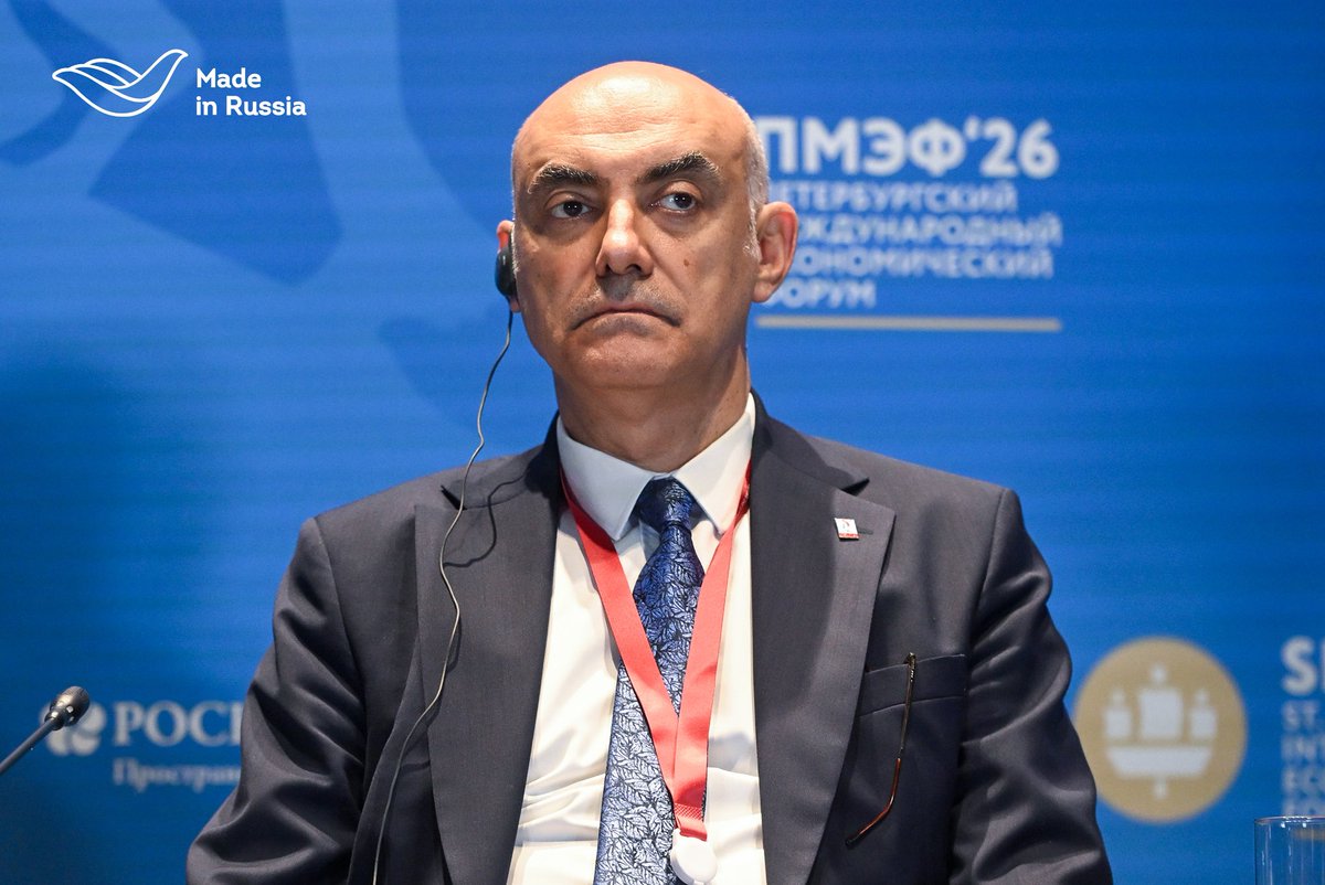 MiR_Turkiye's tweet photo. "Türkiye bugün Rusya'nın üçüncü en büyük ticaret ortağı konumunda" — Rus Türk İş İnsanları Birliği (RTİB) Yönetim Kurulu Başkanı Sn. Erdem Acay

Geçtiğimiz hafta Saint Petersburg'da, dünyanın dört bir yanından iş dünyası temsilcilerini, kamu kurumlarını ve uzman çevreleri her yıl bir araya getiren en büyük uluslararası iş platformlarından biri olan Saint Petersburg Uluslararası Ekonomik Forumu (SPIEF) gerçekleştirildi.

Forum kapsamında, ulusal markaların gelişimi ve uluslararası iş birliğine ayrılan bir oturum düzenlendi. Oturumun katılımcılarından biri de Rus Türk İş İnsanları Birliği (RTİB) Yönetim Kurulu Başkanı Sn. Erdem Acay'dı.

Rusya-Türkiye ekonomik ilişkilerine değinen Acay; iki ülke arasında sanayi iş birliği, turizm ve ticari bağların aktif biçimde geliştiğini, Türkiye pazarında ise giderek daha fazla Rus ürünü ve markasının yer aldığını vurguladı.

Yerli şirketlerin yurt dışında tanıtımına yönelik sistemli çalışmalar, Rusya-Türkiye iş ilişkilerinin güçlenmesine önemli katkı sağlıyor. Bu süreçte, Rus markalarının uluslararası pazarlardaki bilinirliğini artırmaya ve iki ülkenin iş çevreleri arasında yeni iş birliği fırsatları yaratmaya yardımcı olan "Made in Russia" programı önemli bir rol üstleniyor.

"Made in Russia" ulusal markası hakkında daha fazla bilgiye web sitemizden ulaşabilirsiniz.