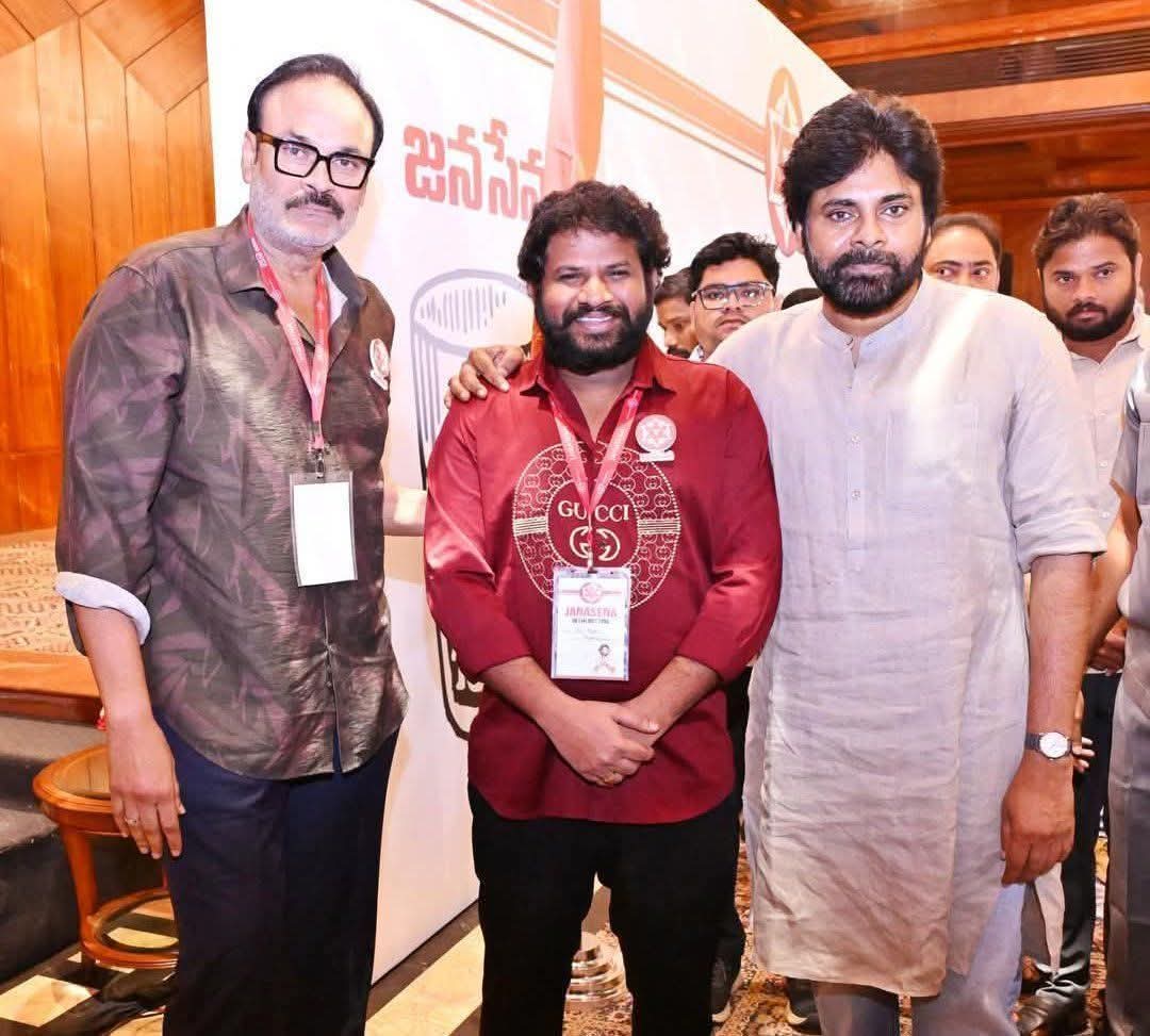 Sukipoola's tweet photo. Mega Brothers with Hyper Aadi 😍
#LooksChallenge #AndhraPradesh #JanaSenaParty 😎❤️🔥✊
#PawanKalyan #Nagababu #hyperaadi https://t.co/yfpkwNj6sf