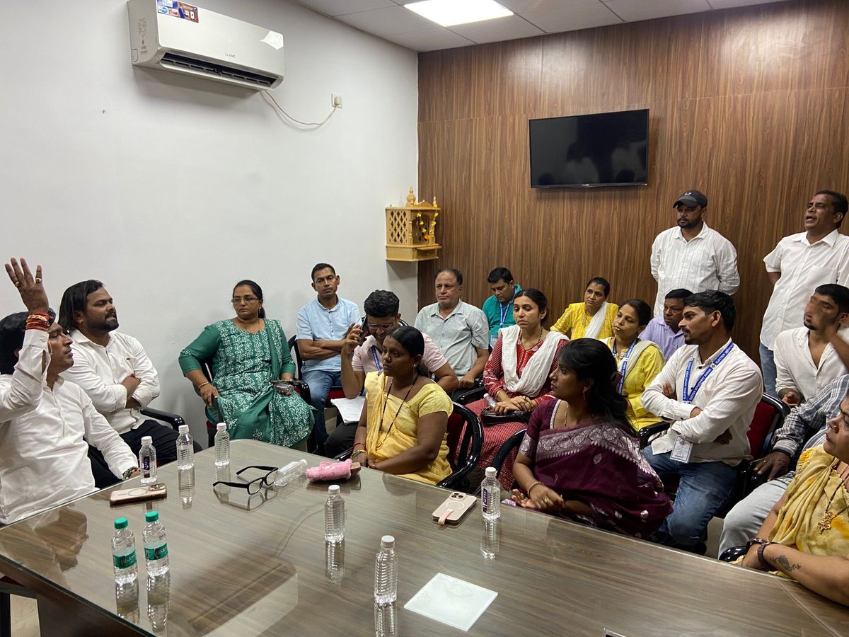 PBharat_07's tweet photo. આજે દમણ ભાજપ જિલ્લા અધ્યક્ષ શ્રી ભરતભાઈ પટેલ, ભેંસલોર ગ્રામ પંચાયતના સરપંચ શ્રીમતી સવિતાબેન પટેલ તથા પંચાયત સભ્યોની ઉપસ્થિતિમાં BLO સાથે મહત્વપૂર્ણ બેઠક યોજાઈ હતી.

ભેંસલોર ગ્રામ પંચાયત ખાતે SIR પ્રક્રિયા અંતર્ગત આવેલા મતદારોને SIR અંગે વિગતવાર માહિતી આપી જાગૃત કરવામાં આવ્યા હતા. સાથે જ મતદારોને જરૂરી ફોર્મ ભરવામાં માર્ગદર્શન અને સહાય પૂરી પાડી લોકશાહી પ્રક્રિયામાં તેમની સક્રિય ભાગીદારી સુનિશ્ચિત કરવાનો પ્રયાસ કરવામાં આવ્યો હતો.

#SIR #VoterAwareness #BJPDaman #BhensloreGramPanchayat #Democracy