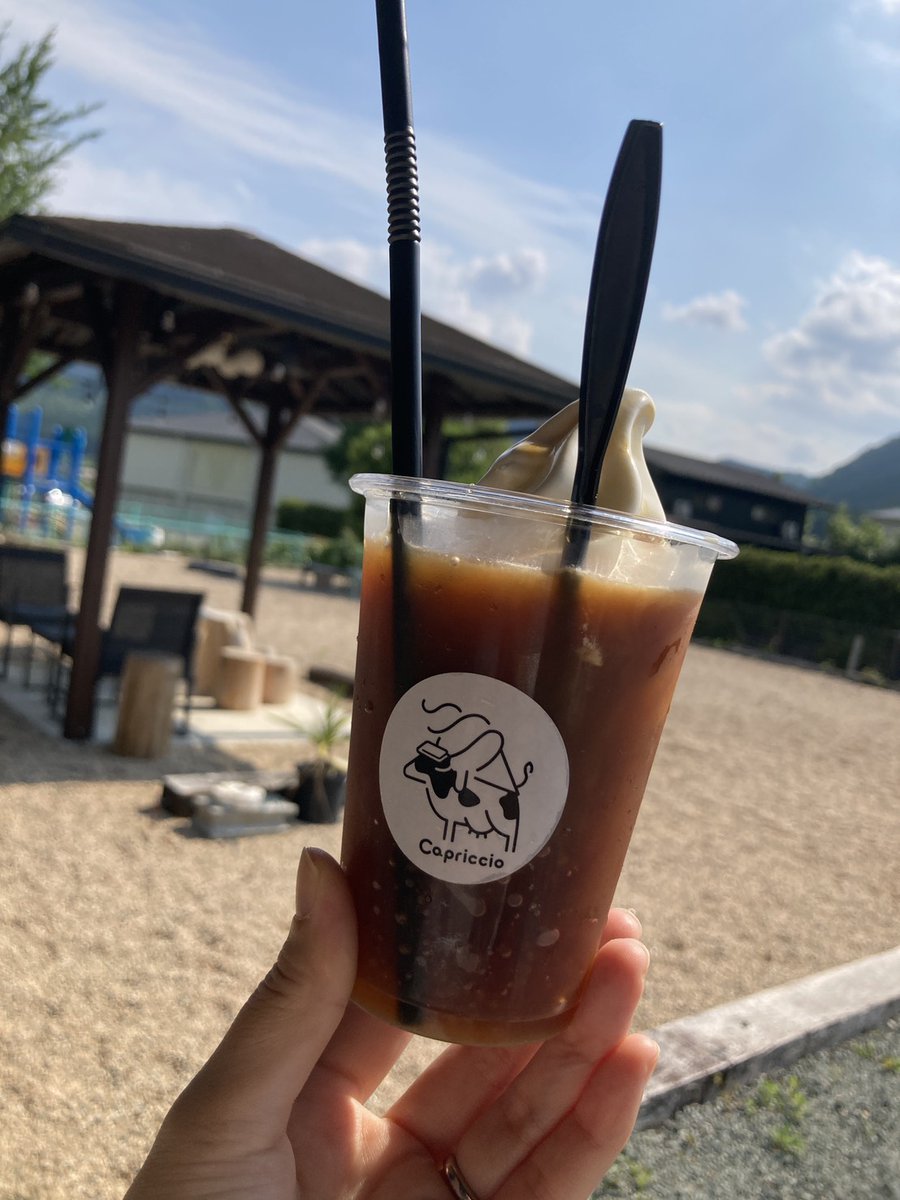 eko_webdesigner's tweet photo. おはようございます！

今週もよろしくお願いします💕

今回は、カプリッチョさん
「八重谷湧水」を使ったかき氷
八重谷しずく氷（いちご）

湧き水を使っているから、ふわっふわで
めっちゃおいしい。
下に入っているソフトクリームは
もちろん大内山ソフト✨
#大内山ソフトクリーム　#カプリッチョ https://t.co/lzYh5jfFa8