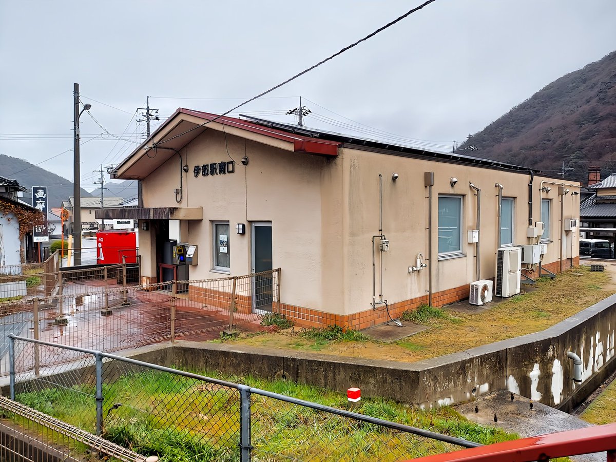 Johnny89037's tweet photo. 【2212】
♦️伊部駅
✳️岡山県備前市伊部
✳️JR西日本
✳️赤穂線
✳️撮影:2025年3月
✳️メインの北口は「備前焼伝統産業会館」の一階に入居しています。南口は2019年までみどりの窓口がありましたが、現在は閉鎖されています。
#伊部駅 #岡山県 #備前市 #JR西日本 #赤穂線 #js伊部駅 https://t.co/xGdPHdgj1o