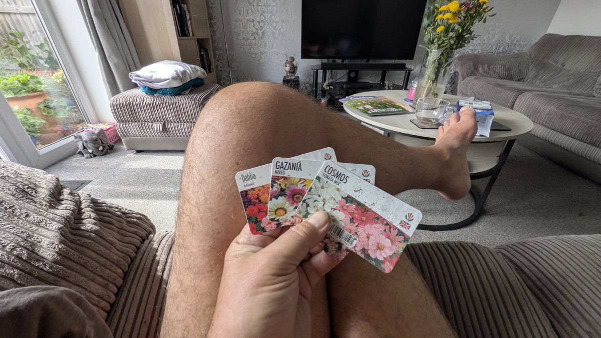 clothesfreeuk's tweet photo. The weather did improve this afternoon thankfully and I did get out in the sunshine and plant the bedding plants I bought this morning 🌺🦋 😊
#blooms #colour #gardening #plants #dayoff #nakedgardening #creativity #gazinia #cosmos #dahlias #sunshine #compost #thepotshop https://t.co/3BHYqZaWwa