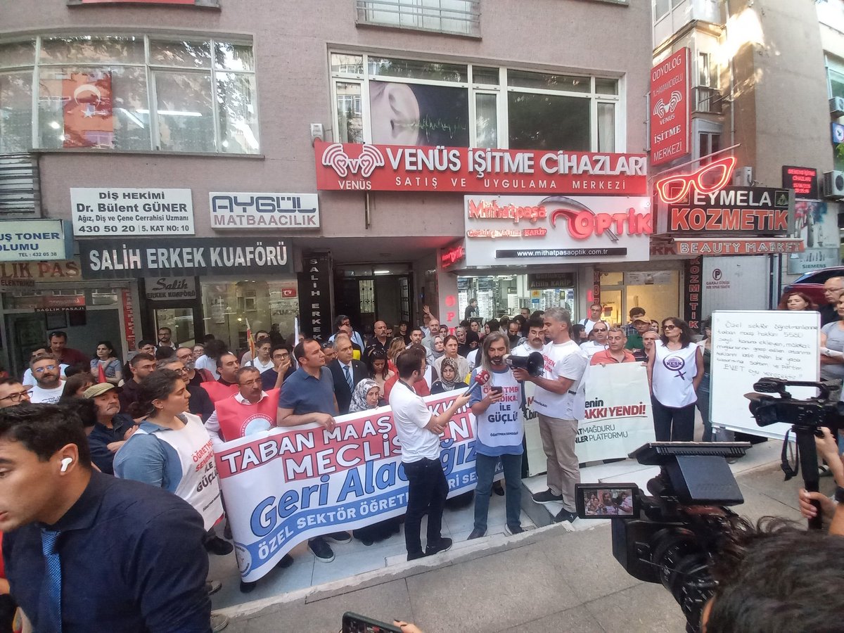 sesgenelmerkezi's tweet photo. MYK üyelerimizin katılımıyla Özel Sektör Öğretmenleri Sendikası önünde  basın açıklamasındayız
Eş Genel Başkanımız Nazan KARACABEY kısa bir konuşma yaptı https://t.co/e8TvQyC3ST