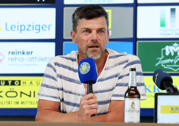 LokLeipzig_es's tweet photo. 📸 Presentación de Torsten Ziegner (48 años) como nuevo entrenador del Lok Leipzig. Contrato de 2 años.

#fußballpur #lokleipzig #loksche #leipzig https://t.co/jNz5dSkNf2