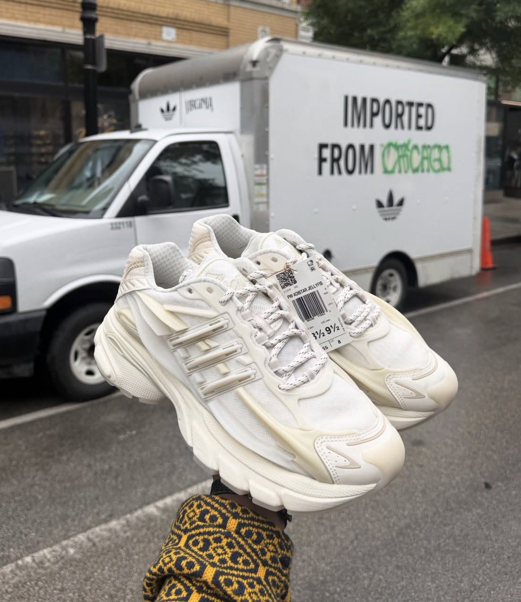 JustFreshKicks's tweet photo. Pharrell x adidas VIRGINIA Adistar Jellyfish "Triple White" ⚪️

• July 15th
• $300 https://t.co/b1X2XDk6IC