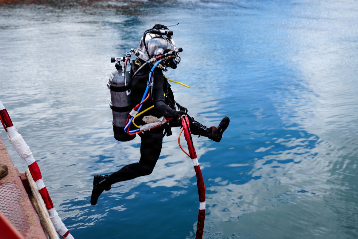 JointBasePHH's tweet photo. Seabee divers assigned to CDD 2-4, UCT-2, team up with OICC PHNSY to conduct underwater operations in support of ongoing construction of future #DryDock5 at PHNSY, the Navy's largest military construction project. 2Jun26
 #SeaBeesCanDo #navystrong
https://t.co/zngEihWAIc https://t.co/CR2cgYy3VB