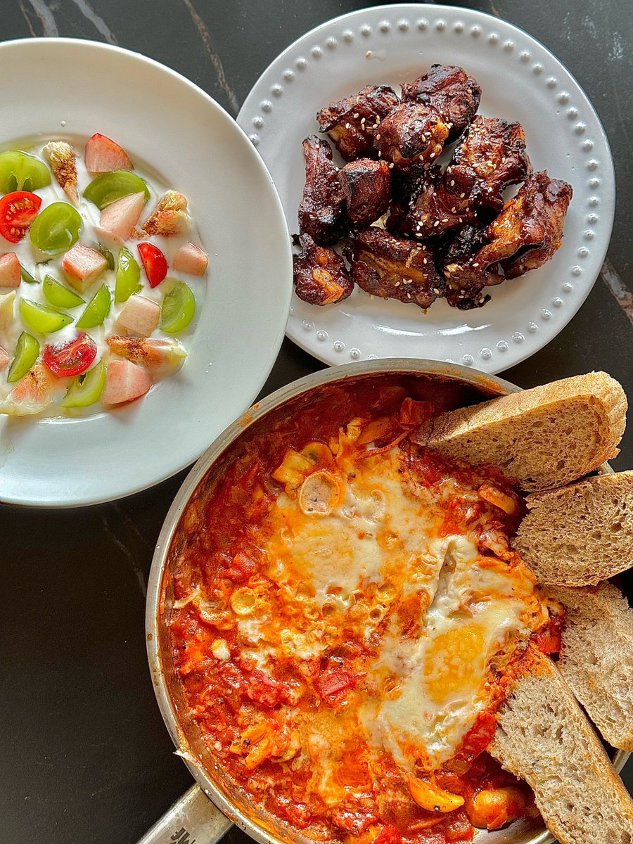 beau1274100's tweet photo. [Easy 5-min Greek bowl with cherry tomatoes, cucumber and grilled chicken—high protein, low carb, perfect for post-workout fuel!]， https://t.co/uOjYmJJAZN