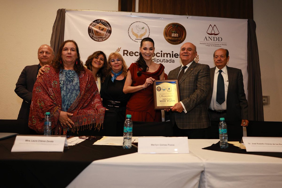 mery_pozos's tweet photo. Me siento muy honrada de recibir este reconocimiento a mi labor legislativa por parte del Colegio de Abogados del Foro de Jalisco, CASMAJURE, COEFAM y ANDD.

Lo recibo con gratitud, pero también con un profundo sentido de responsabilidad. Porque cada iniciativa, cada gestión y cada hora de trabajo tienen un solo propósito: servir a la gente de Guadalajara y de Jalisco.

Es un honor representar a mi ciudad y a mi estado en el Congreso de la Unión. Seguiré trabajando con la misma convicción, compromiso y amor por nuestra tierra.

#Guadalajara #4T