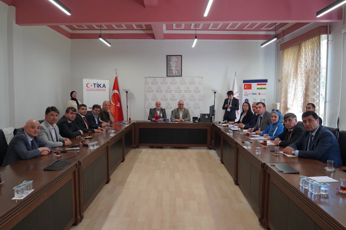 zaimuniv's tweet photo. Tacikistan heyeti, katılım finans eğitimi için İZÜ’de! 🇹🇯🤝🇹🇷

Tacikistan Cumhuriyeti Maliye Bakanlığı, Cumhurbaşkanlığı İdari Ofisi, Merkez Bankası ve ülkenin önde gelen bankalarından oluşan üst düzey heyet, TİKA koordinesinde ve İşletme ve Yönetim Bilimleri Fakültesi Dekanımız Prof. Dr. İbrahim Güran Yumuşak’ın organizasyonuyla Üniversitemizde bir araya geldi.

Rektörümüz Prof. Dr. İsmail Küçük, Rektör Yardımcılarımız Prof. Dr. Erhan İçener ve Prof. Dr. Nihat Erdoğmuş ile İslam İktisadı ve Finans Bölüm Başkanımız Prof. Dr. Servet Bayındır’ın katıldığı açılış programında, iki ülke arasındaki ekonomik iş birliğini güçlendirme niyetleri ifade edildi.

Prof. Dr. Yusuf Dinç tarafından verilen ilk günkü eğitimde faizsiz finans modellerinin makroekonomik istikrar üzerindeki etkileri ve Tacikistan finansal mevzuatına uyumlaştırılması konuları ele alındı.

Tacikistan heyeti, iki günlük yoğun eğitimin ardından Türkiye’de faaliyet gösteren katılım finans kurumlarını ziyaret ederek saha gözlemlerinde bulunacak.
