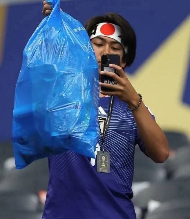MartinGp0292's tweet photo. ¡LA AFICIÓN QUE LIMPIA LOS ESTADIOS! EL EJEMPLO JAPONÉS QUE INSPIRA AL MUNDIAL 2026

Mientras miles de aficionados de todo el mundo disfrutar del Mundial 2026, la afición de Japón vuelve a captar la atención internacional por una costumbre que va más allá del fútbol. https://t.co/q3VMSSrwTq