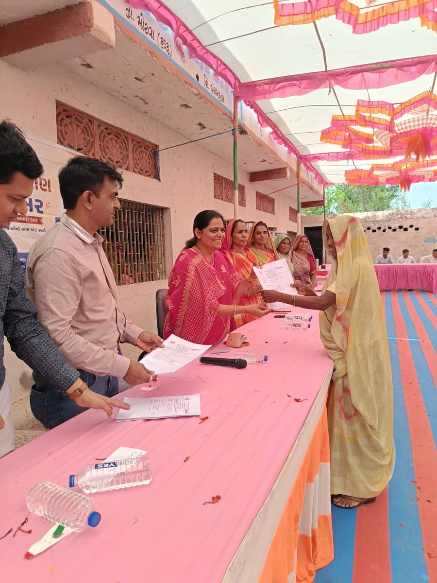 MorvaMam's tweet photo. આજરોજ કડાદરા ગામે જન કલ્યાણ શિબિર અંતર્ગત લાભાર્થી ઓ ને જુદી જુદી યોજના ઓ નો લાભ આપવામાં આવ્યા તેમ જ સમજ આપવામાં આવી @CollectorGodhra @sdmshahera https://t.co/aaVbqMi00I