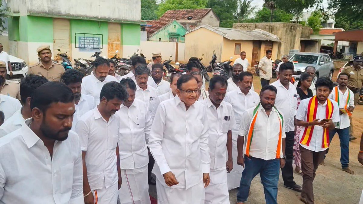 GaneshSubburam's tweet photo. இன்று அரிமளத்தில் மாண்புமிகு முன்னாள் மத்திய நிதியமைச்சரும், நாடாளுமன்ற உறுப்பினருமான  @PChidambaram_IN அவர்களின் தொகுதி மேம்பாட்டு நிதியிலிருந்து கட்டப்பட்ட பள்ளிக்கூடக் கட்டிடத்தை மாணவர்கள் பயன்பாட்டிற்காக திறந்து வைத்தபோது @incindia @inctamilnadu #திருமயம்தொகுதி  @KartiPC https://t.co/vS4TgEIGS8