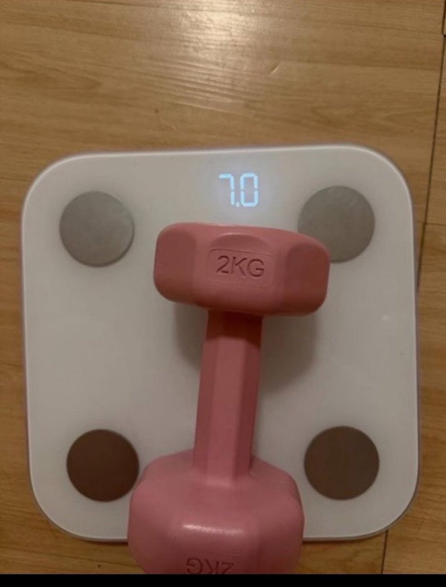 biigityaaa's tweet photo. Arkadaşlar, biri bana açıklayabilir mi neden terazide 2 kg yazıyor ama 7 kg gösteriyor? Kafam çok karıştı https://t.co/NisGCssCqt