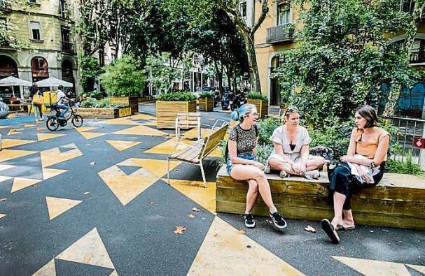 davidlois_uned's tweet photo. "Las calles del siglo XXI deben ser un espacio orientado a las personas: con plataforma única, vegetación, accesibilidad universal. En ellas no solo se camina, son espacios para el entretenimiento, el intercambio, la cultura y el debate público" https://t.co/3tszIyB2Ii https://t.co/hZs4lx57I8