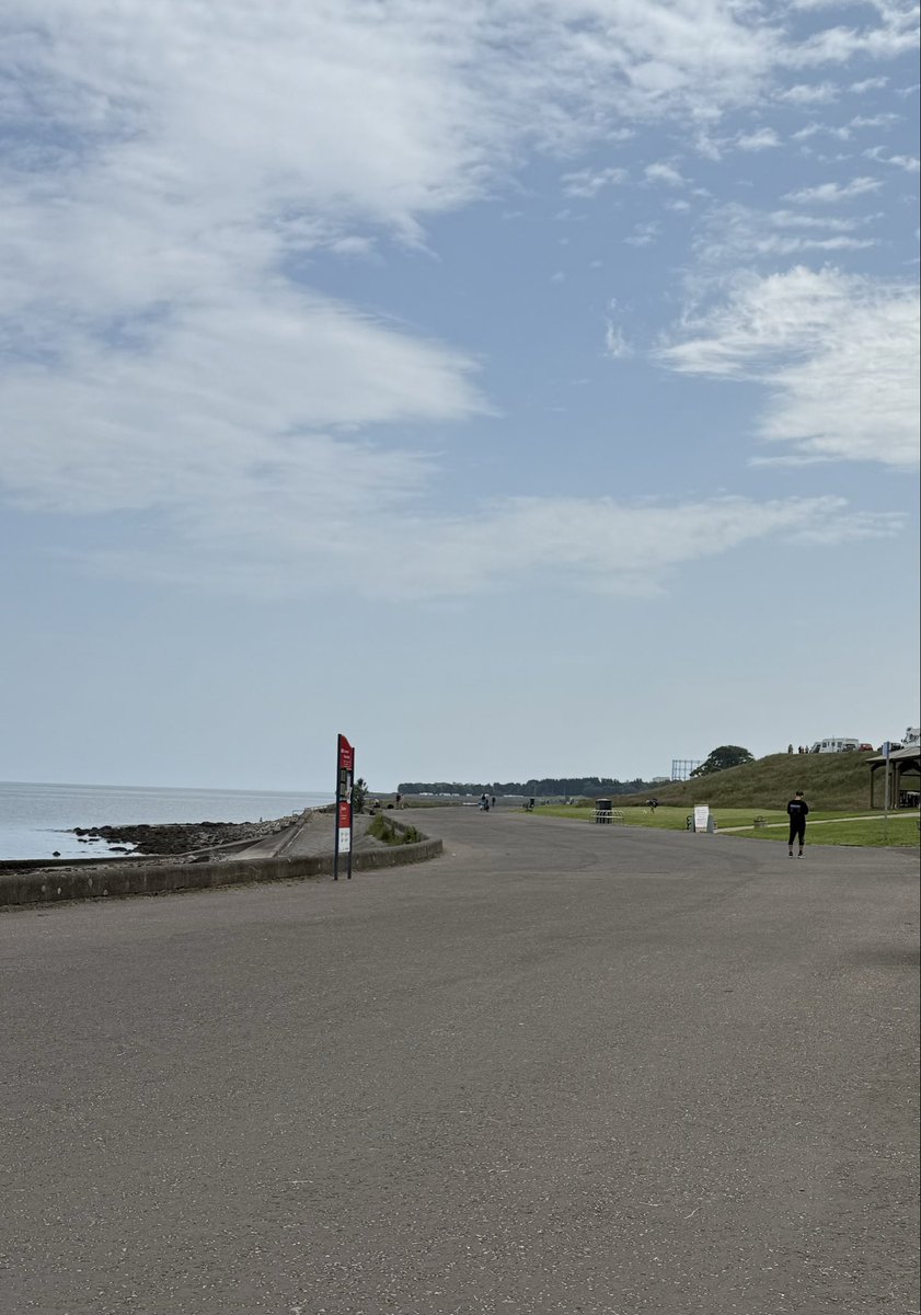 GreatArtandDes2's tweet photo. A bit gusty but pleasant nevertheless #Silverknowes #firthofforth #grantonbeach https://t.co/fgsDZWI1XF
