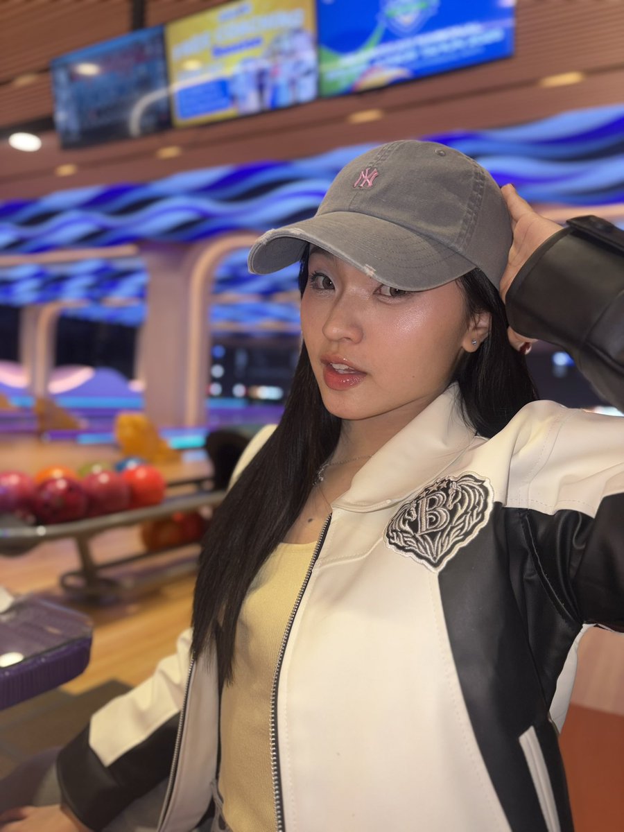 Y_CynthiaJKT48's tweet photo. Tadi sebenernya pengen nyanyi ayo kita main bowling jika kulempar bola berapa banyak pin yang kujatuhkan di hatimu? Tapi aku menahan diri alias nanti bowlingnya tanggal 20 Juni aja yah di Ramune 🎳 BHAP 🫪 https://t.co/jdfXs0b23z