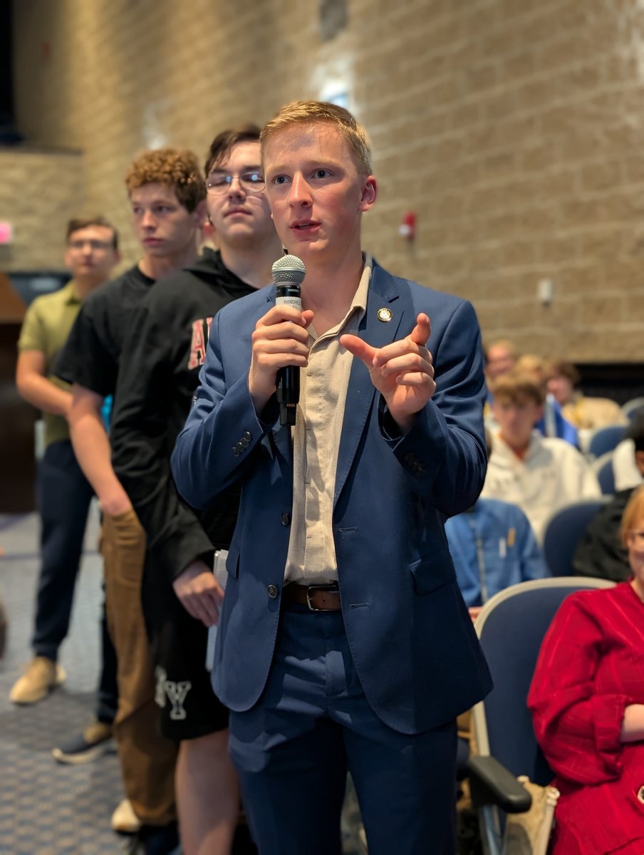 HBSorg's tweet photo. Kicking off the morning with Austin Bonta the Mayor of Portage, Indiana! 🏛️

Our delegates are already stepping up to the mic, asking tough questions, and learning what local leadership looks like in the real world.

#HoosierBoysState #HBS2026 #Indiana https://t.co/uVo70SrCRs