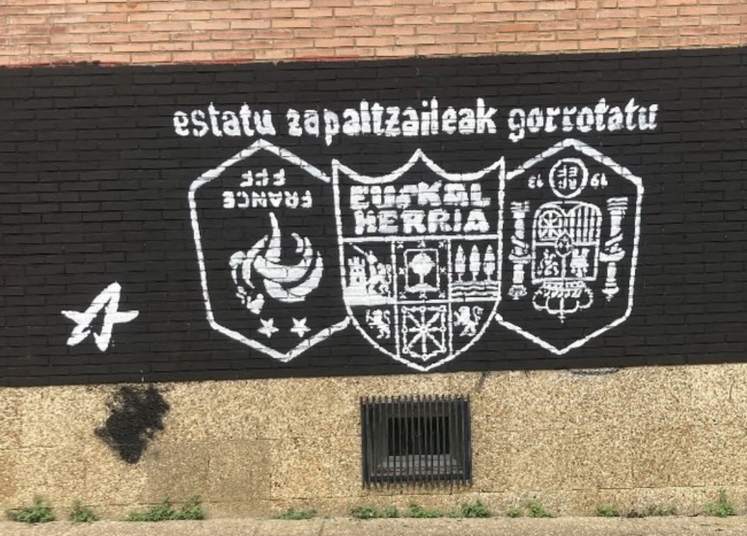 gartxot1312's tweet photo. @UltrasPresent "estatu zapaltzaileak gorrotatu" 
✍️: @ernaigazte https://t.co/n4zl7aPKtG