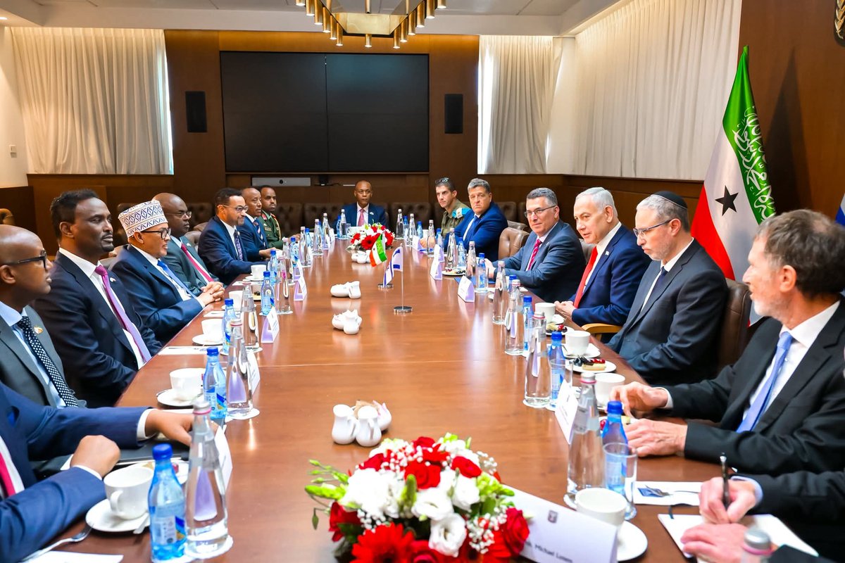 AliMostaphe's tweet photo. A historic moment as President @Abdirahmanirro and Prime Minister of Israel @netanyahu of Israel have made mark a new historc event in relations and cooperation. https://t.co/XAiIyiYZ4m