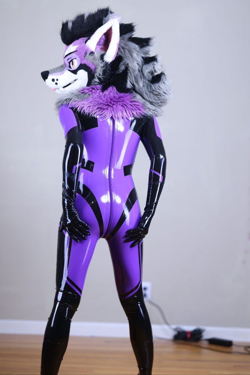Akaru_Wolf's tweet photo. Happy #InternationalDayOfLatex~

📸: @RubberHandler 
🐺: @kigurumikagetsu 
🟣: @LibidexLtd https://t.co/MN6m4rL8Kh