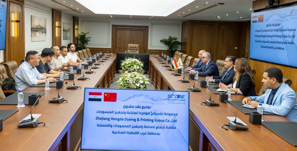 sczoneegy's tweet photo. باستثمارات 20 مليون دولار..
رئيس اقتصادية قناة السويس يشهد توقيع عقد مشروع "Zhejiang Hongda" الصينية لصناعة وتجهيز المنسوجات بالقنطرة غرب

شهد السيد/ وليد جمال الدين، رئيس الهيئة العامة للمنطقة الاقتصادية لقناة السويس، اليوم، بمقر الهيئة بالعاصمة الإدارية، مراسم توقيع عقد مشروع شركة "Zhejiang Hongda" الصينية لصناعة وتجهيز المنسوجات، بمنطقة القنطرة غرب الصناعية التابعة للهيئة، بتكلفة استثمارية 20 مليون دولار، وعلى مساحة 60 ألف م2، ونحو 500 فرصة عمل مباشرة، وتصدير 70% من الإنتاج.
وقع العقد: السيد/ مصطفى شيخون، نائب رئيس اقتصادية قناة السويس للاستثمار والترويج، وكلٌّ من: السيد/ ماليانج لين، وعبد المالك الضبي، مالكي الشركة.

جمال الدين: منطقة القنطرة غرب تشهد نموًا متسارعًا في جذب الاستثمار المباشر من دول عدة بـ(53) مشروعًا -حتى الآن- ما بين صناعي وخدمي ولوجستي، باستثمارات إجمالية 1.48 مليار دولار، ونحو 69 ألف فرصة عمل مباشرة.
———-

With investments of $20m,
SCZONE Chairman Witnesses the Signing of the Chinese "Zhejiang Hongda" Contract for Textile Manufacturing and Processing in Qantara West

SCZONE Chairman, Mr. Waleid Gamal El-Dien, witnessed today at SCZONE’s HQ in the New Capital, the signing ceremony for the project contract of the Chinese company "Zhejiang Hongda" for textile manufacturing and processing, within SCZONE's Qantara West Industrial Zone. The project carries an investment cost of $20 million, spans an area of 60,000 square meters, creates approximately 500 direct job opportunities, and will export 70% of its production.
The contract was signed by Mr. Moustafa Shikhoun, SCZONE’s Deputy Chairman for Investment and Promotion, alongside Mr. Maliang Lin and Mr. Abdul Malik Al-Dhabbi, Owners of the company.

Gamal El-Dien: The Qantara West zone is witnessing rapid growth in attracting foreign direct investment from several countries, with (53) projects to date spanning industrial, service, and logistics sectors, totaling $1.48 billion in investments and creating around 69,000 direct job opportunities.