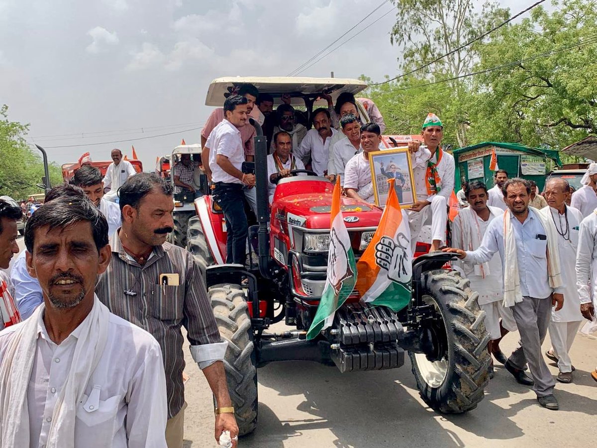 iPriyavratSingh's tweet photo. किसान, मज़दूर और युवा विरोधी नीतियों के ख़िलाफ़ आज जीरापुर की सड़कों पर जनआक्रोश आज फूट पड़ा! 
कांग्रेस कार्यकर्ताओं और सैकड़ों किसानों ने ट्रैक्टरों के साथ विशाल प्रदर्शन कर, महामहिम के नाम ज्ञापन सौंपा।
1. बुवाई के समय खाद के लिए किसान लाइन में क्यों?
2. बिजली कटौती कब तक?
3. हर घर जल का वादा, लेकिन नलों में पानी कहाँ?
4. पेपर लीक से युवाओं का भविष्य बर्बाद क्यों?
5. गौशालाएँ कागजों में और गौमाता सड़कों पर क्यों?
6. लोकतंत्र की हत्या करने वालों को जनता जवाब देगी!
किसान, युवा और आमजन की आवाज अब दबने वाली नहीं।
जय जवान, जय किसान! 

#जीरापुर_हुंकार #ट्रैक्टर_क्रांति #किसान_विरोधी_सरकार #ई_टोकन_वापस_लो #युवा_माँगें_रोजगार #किसान_एकता #जनआंदोलन