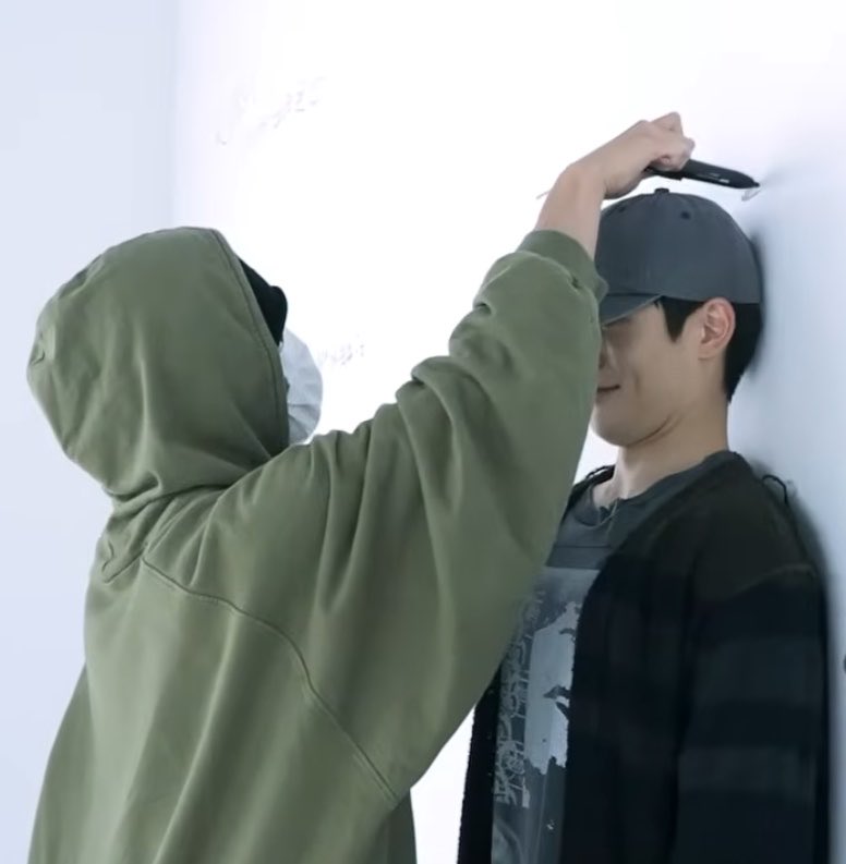 imfallinginrose's tweet photo. “ตอนประถมพี่สูงกว่าแก จนพี่ขึ้นม.4 แกขึ้นม.1พี่ก็ยังสูงกว่าแกอยู่”
“…”
“แต่พอพี่เข้ามหาลัยแกก็สูงเท่าพี่ซะงั้น จนตอนนี้เราทำงานกันแล้วทั้งคู่แกก็สูงแซงพี่ไปแล้ว ถามจริงๆว่าแกจะรีบโตไปไหนเนี่ย”
“แล้วพี่รู้มั้ยว่าทำไมผมอยากสูงกว่าพี่”
“…”
“เพราะผมอยากเห็นแววตาพี่ชัดๆเวลาที่พี่มองผมแบบนี้ไง” 
“…”
“พี่ ผมชอบพี่นะ”