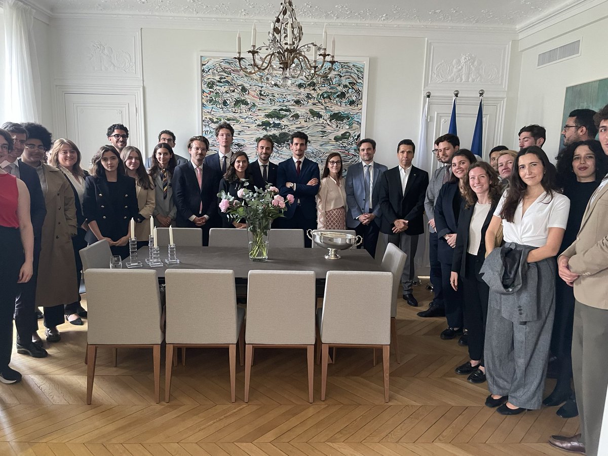 A_Jeunes_Diplos's tweet photo. L’AJD a eu le plaisir de découvrir jeudi dernier des trésors culturels de Chypre à @laBnF et au @MuseeLouvre à l’occasion de la présidence chypriote du Conseil de l’UE.🇨🇾

Un grand merci à l’ambassade de @CyprusinFrance et à l’Académie diplomatique et consulaire de @francediplo ! https://t.co/iVm7YomYc3