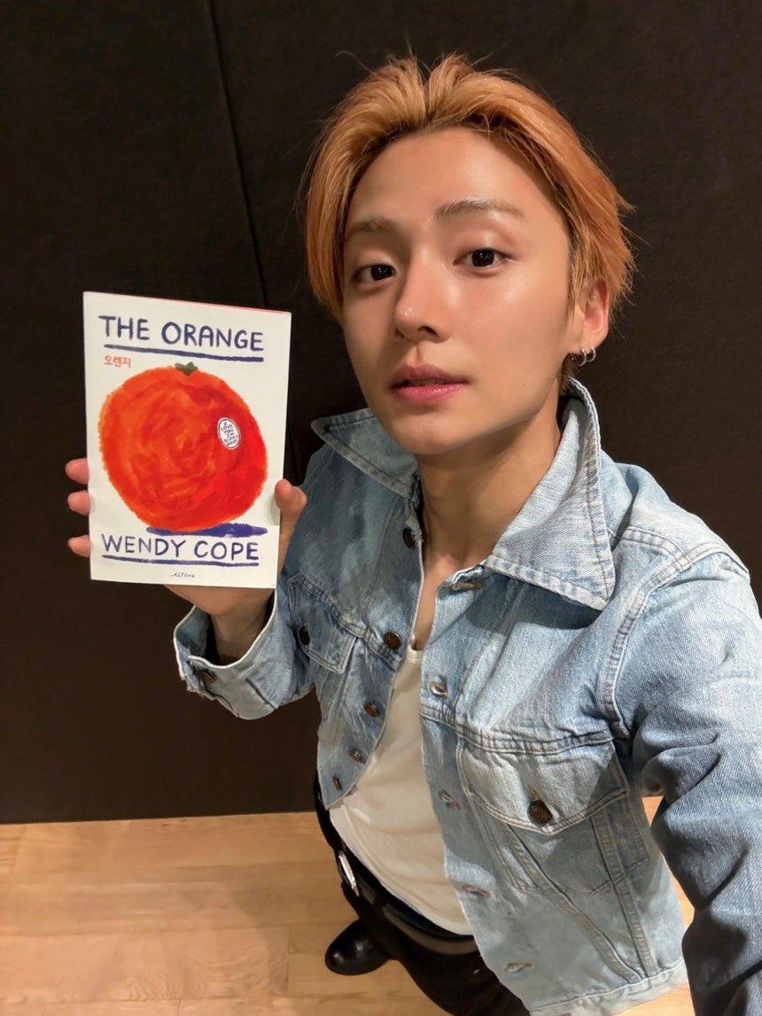 leowoned's tweet photo. 260616 #ald1 update article

🥀 reading gives me a sense of comfort and ease because it’s one of the few times when i don’t feel like i have to accomplish anything

“valuing the experience of losing himself deeply into one thing for a long time he has consistently read around 15 books a year” 🥹

#SANGWON #상원