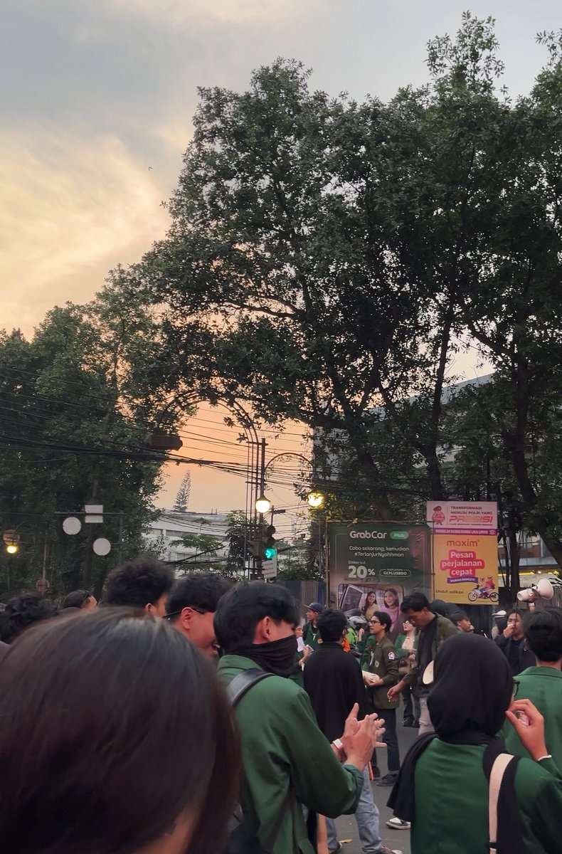 starlightluvy's tweet photo. aksi bandung hari ini di bi! 😾 https://t.co/R0JQI8x4L2