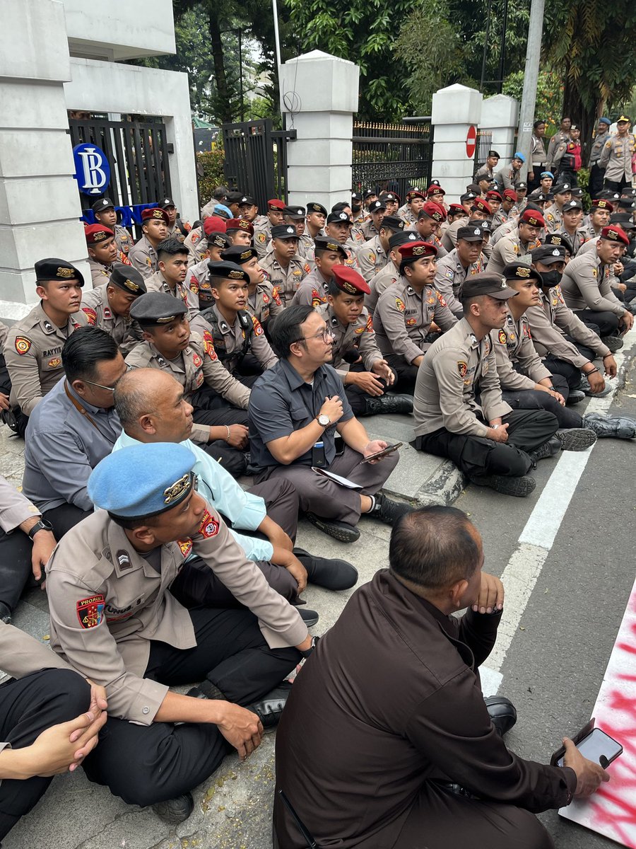 starlightluvy's tweet photo. aksi bandung hari ini di bi! 😾 https://t.co/R0JQI8x4L2