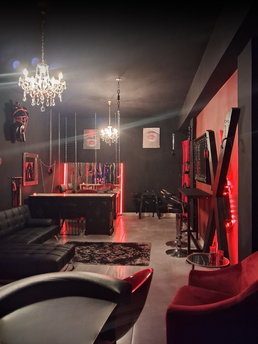 DungeonMarbella's tweet photo. Rope, cuffs, spreader bars: gear is easy to buy and easy to misuse. Learn the safety basics free at KinK Academy before your first scene. https://t.co/sfxyvK81Xq #BDSM #RopeBondage #KinkEducation https://t.co/RGjUt3nHXR
