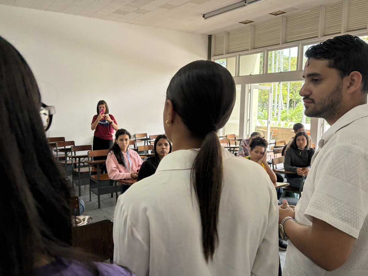 rosacucunubaa's tweet photo. 🧵 Arrancamos el lunes con todo. 🙂‍↔️

Tuvimos la oportunidad de recorrer Humanidades 🏛️ y pasar por algunos salones, en Estadística 📊 nos recibió una profesora encantadora.

#EleccionesLibres 🗳️ https://t.co/UnMNNqKNMi