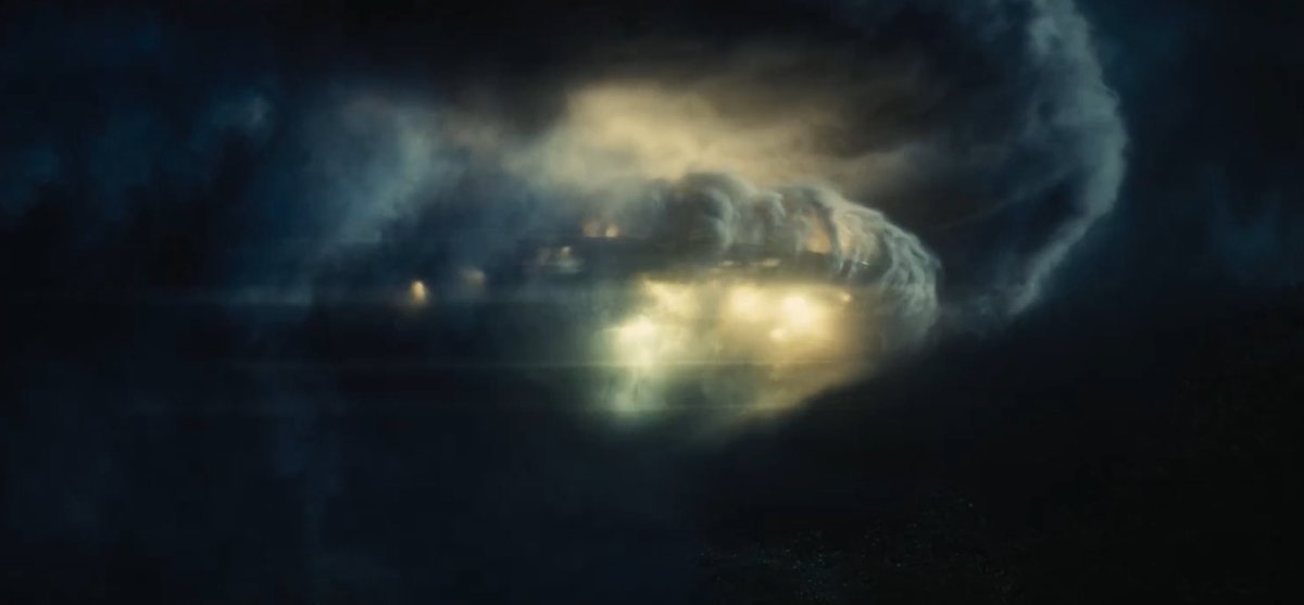 Jaime_CR2's tweet photo. Al final de DISCLOSURE DAY, Steven Spielberg nos niega aquello que llevamos toda la película esperando escuchar.

Pero el corte a negro no es una frustración. Es el verdadero acontecimiento.

Cuando Margaret dice «Escuchen», la distancia entre la ficción y el espectador desaparece. La humanidad acepta escuchar algo capaz de cambiarlo todo. Nosotros también.

La brillantez del final consiste en comprender que el mensaje es irrelevante. Lo decisivo era llevarnos hasta el punto en que estuviéramos dispuestos a escucharlo.