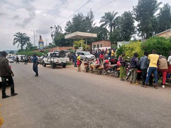 MagazineJimbere's tweet photo. 🛢️ Selon Faustin Ndikumana, président du @ParcemBurundi, l’autorisation donnée aux opérateurs privés d’importer le carburant pourrait permettre à l’État de tirer davantage de bénéfices et contribuer à améliorer l’approvisionnement du marché

🚗 Cette analyse intervient après les déclarations du Premier ministre estimant que la libéralisation de l’importation du carburant pourrait entraîner une hausse des prix plutôt que résoudre la pénurie actuelle

📉 Le PARCEM souligne que le manque de carburant provoque des pertes économiques, perturbe les activités et augmente les coûts de transport. Son président estime que l’essentiel est d’assurer une disponibilité suffisante du carburant, même au prix du marché international

#Burundi #Jimbere