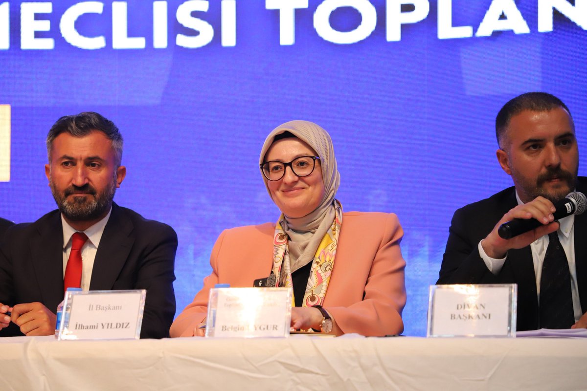 belginuygur10's tweet photo. 📍Ağrı 

❝AK Parti Teşkilatı olarak bizler; aynı ideale inanmış, aynı hedefe yönelmiş büyük bir aileyiz.
Sevincimizi de sorumluluğumuzu da mücadelemizi de birlikte taşıyoruz.❞

Ağrı Genişletilmiş İl Danışma Meclisi Toplantımızı teşkilatımızın yoğun katımlarıyla gerçekleştirdik.

İstişareyi, sözün kıymet kazandığı ve ortak aklın güç bulduğu bir irade zemini olarak görüyoruz. 

Her bir katkının karşılık bulduğu, her fikrin birlikte anlam kazandığı bu anlayış; dava hareketimizin ruhunu diri tutan en sağlam temeldir. 

Bu güçlü birlikteliği, aynı istikamette kararlılıkla yürüyen kadrolarımızla daha da ileri taşıyacağız.